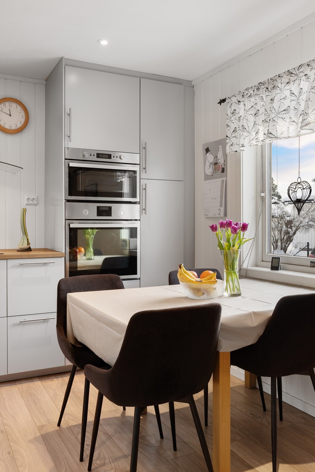 Kjøkkenet er utstyrt med integrert stekeovn og mikrobølgeovn i praktisk arbeidshøyde. Galleribilde