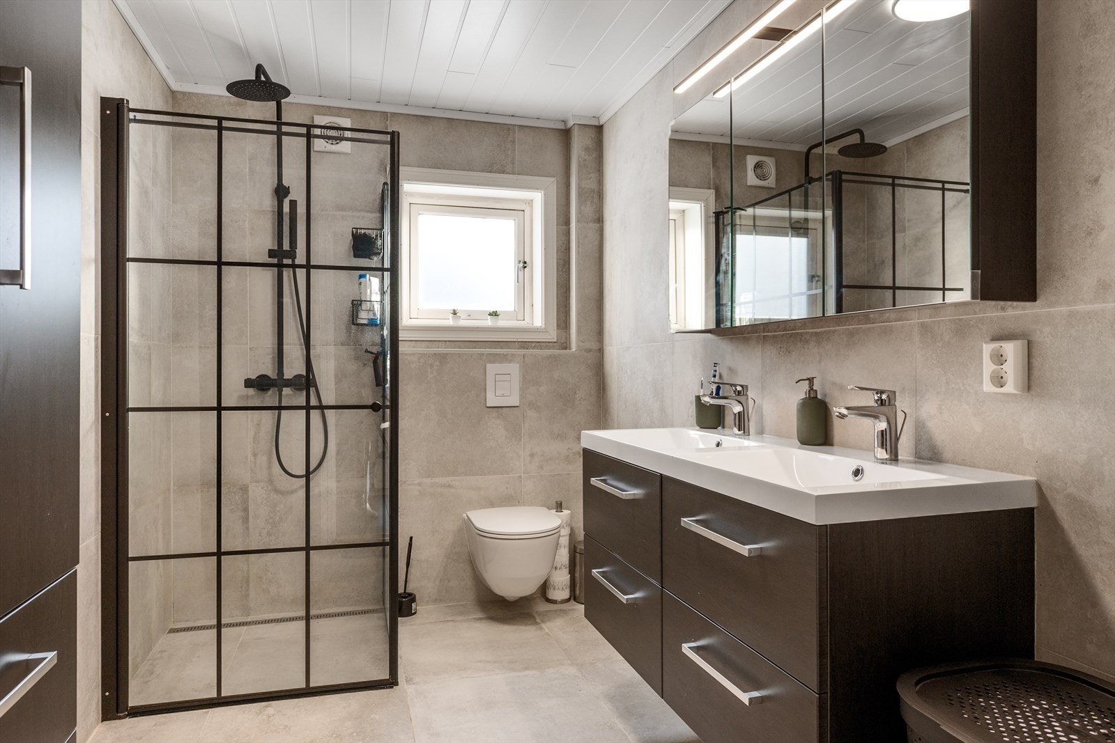 Badet ble oppgradert i 2022 med fliser på vegger og gulv. Galleribilde