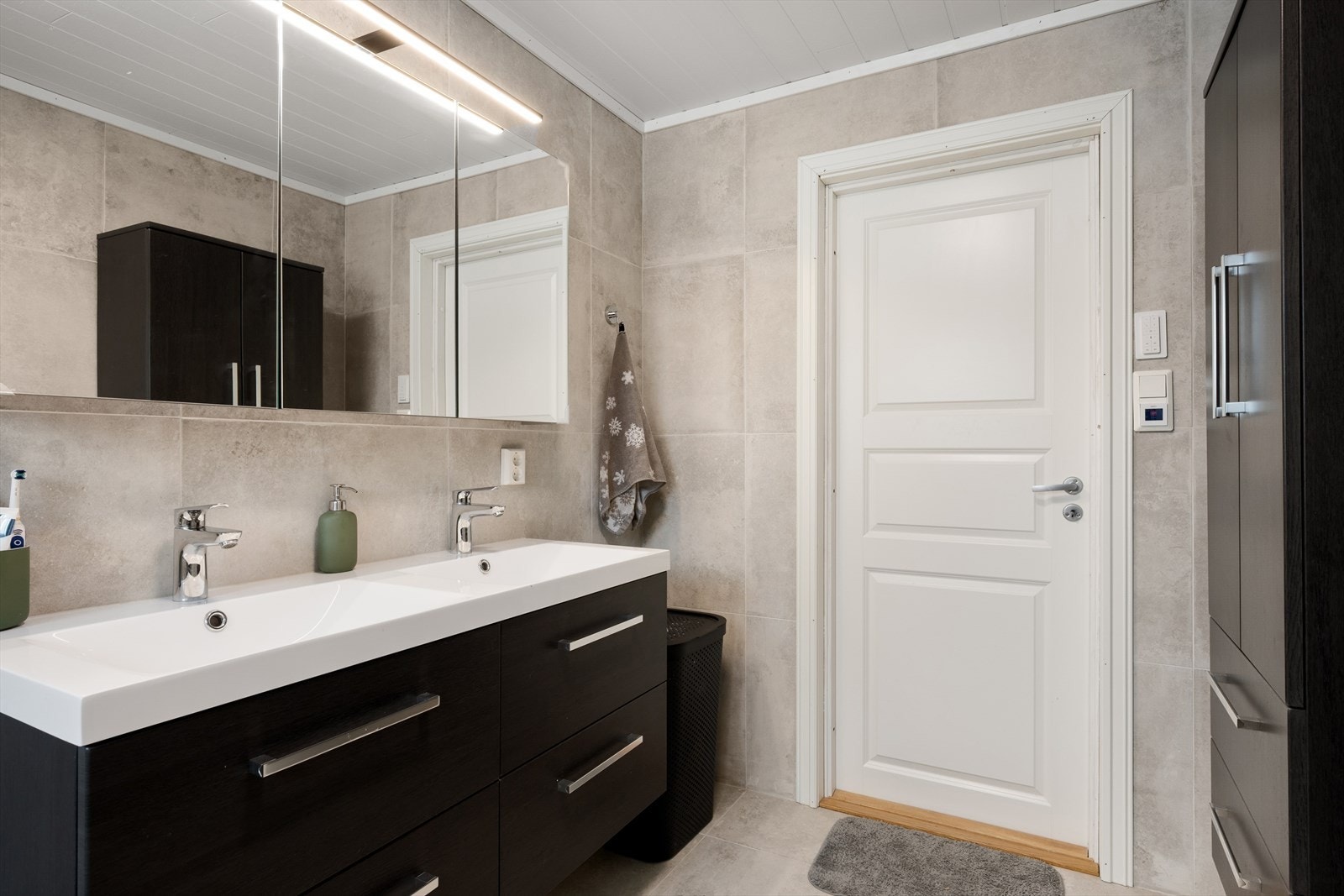 Innredningen og overskap har rikelig med oppbevaringsplass. Galleribilde