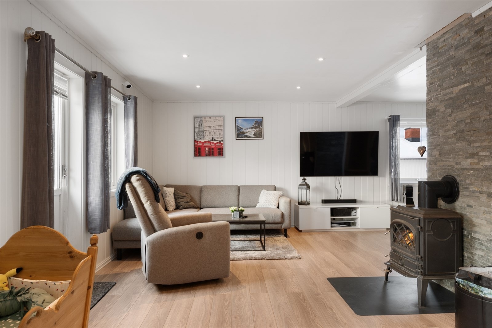 Varmen fra ovnen kan nytes både fra stue og kjøkken. Galleribilde