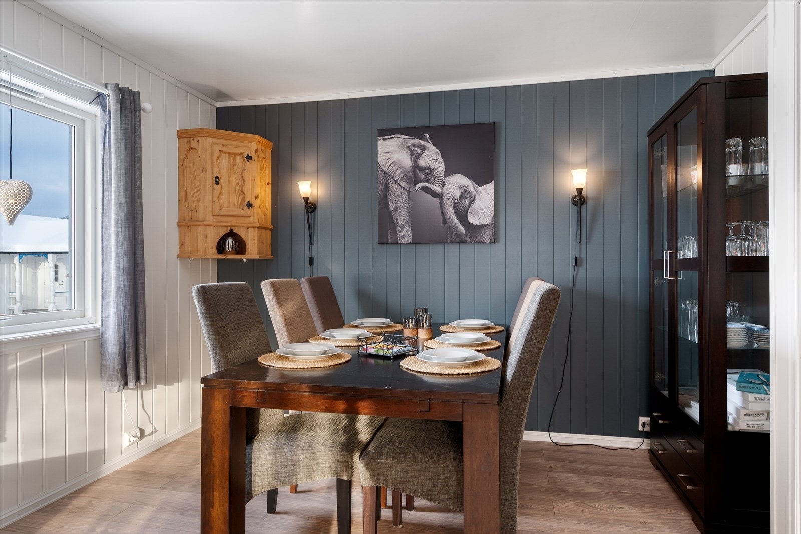 Spisestuen er en naturlig del av den åpne løsningen, med plass til hele familien. Galleribilde