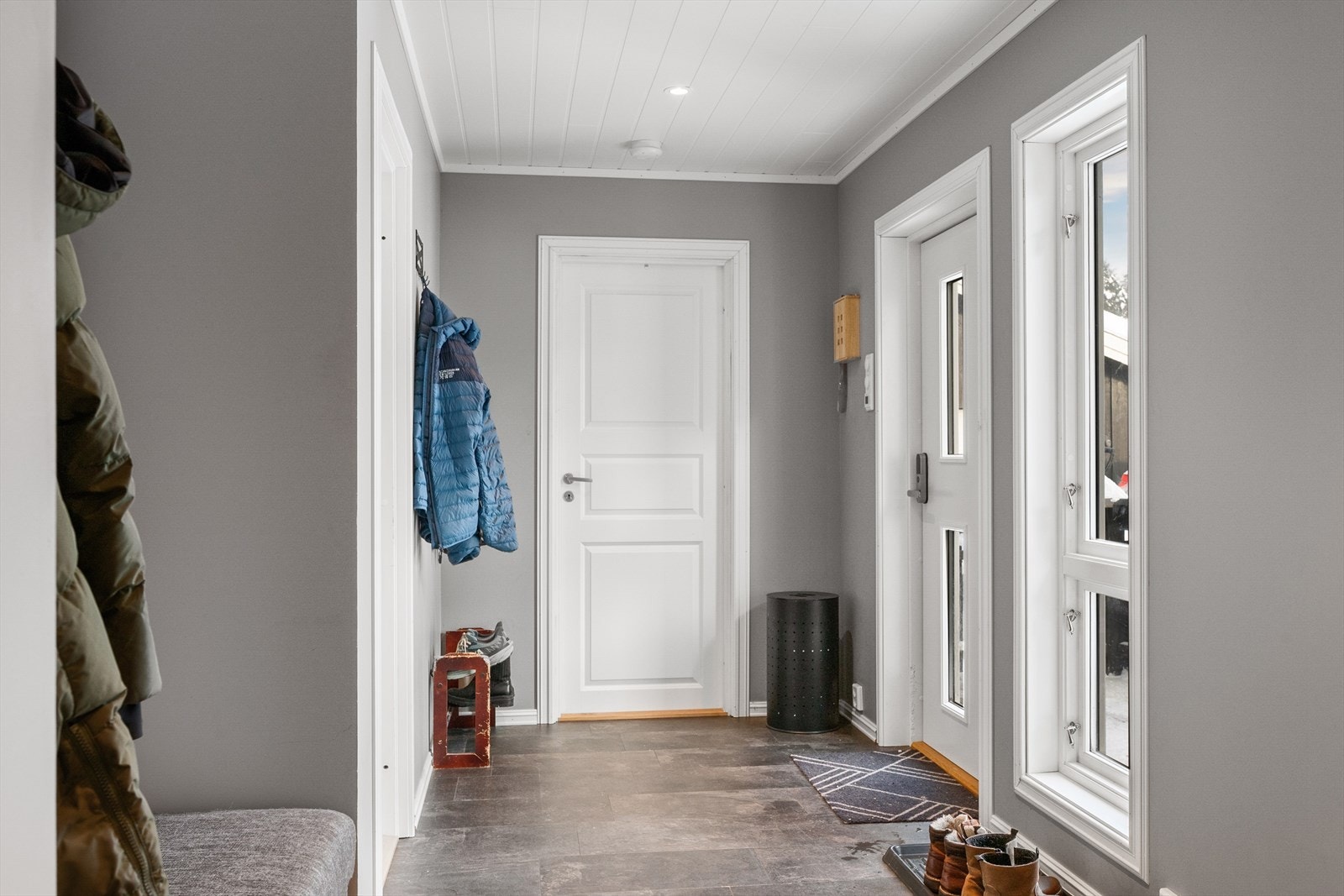 Romslig entré og gang med adkomst til boligens øvrige rom. Galleribilde