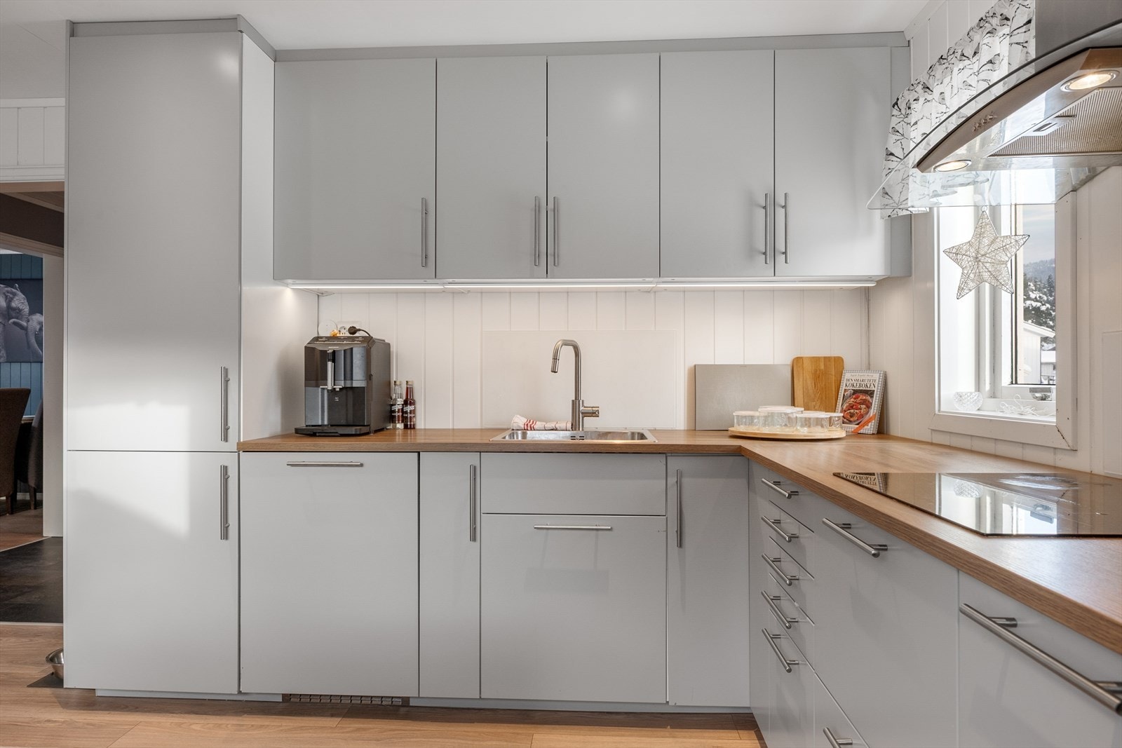 Det er rikelig med skapplass i skap og skuffer. Galleribilde