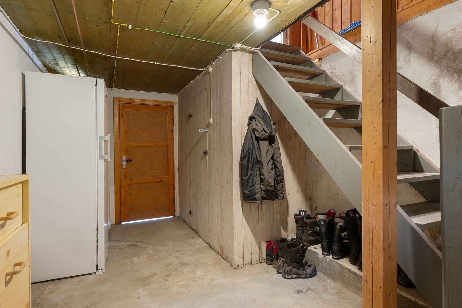 Tretrapp binder etasjene sammen. Galleribilde