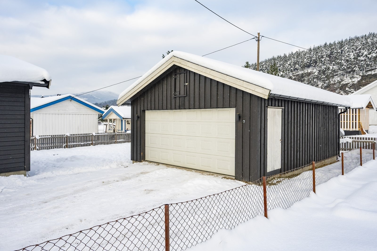 Garasjen fra 2017 har et areal på ca 42 m². Galleribilde