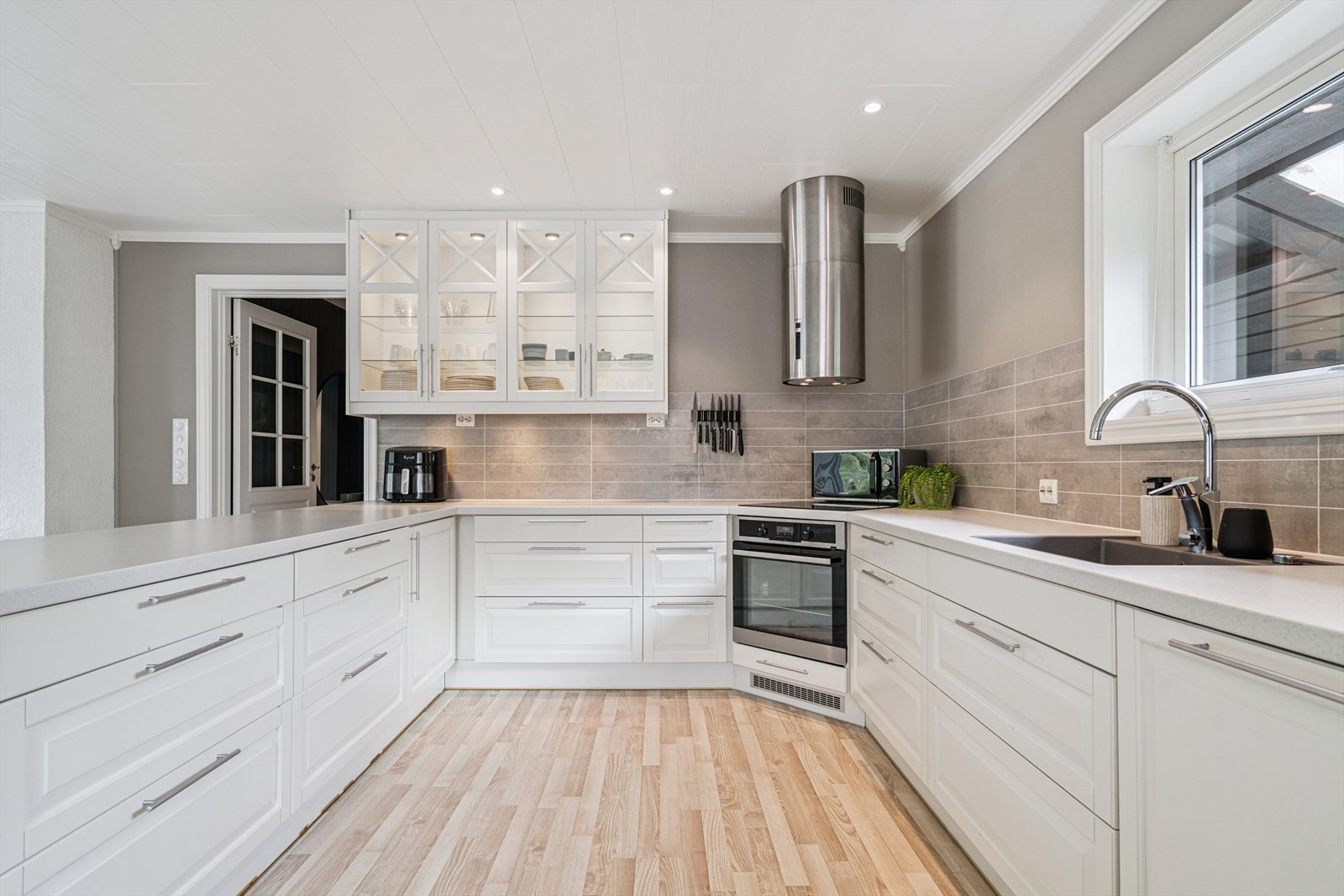 Moderne og nyere kjøkken montert i 2016. Galleribilde