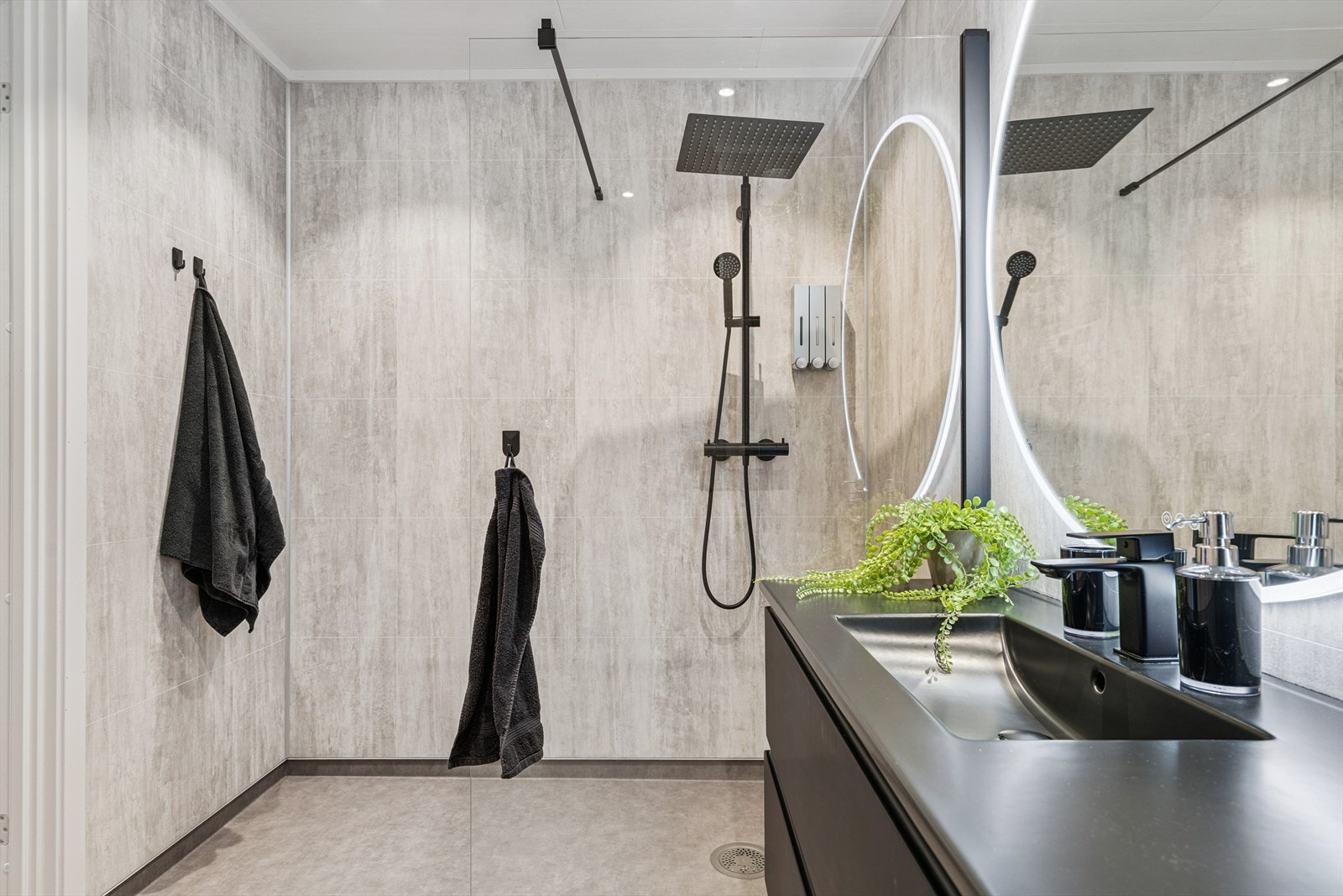 Badet i hoved boligen. Galleribilde