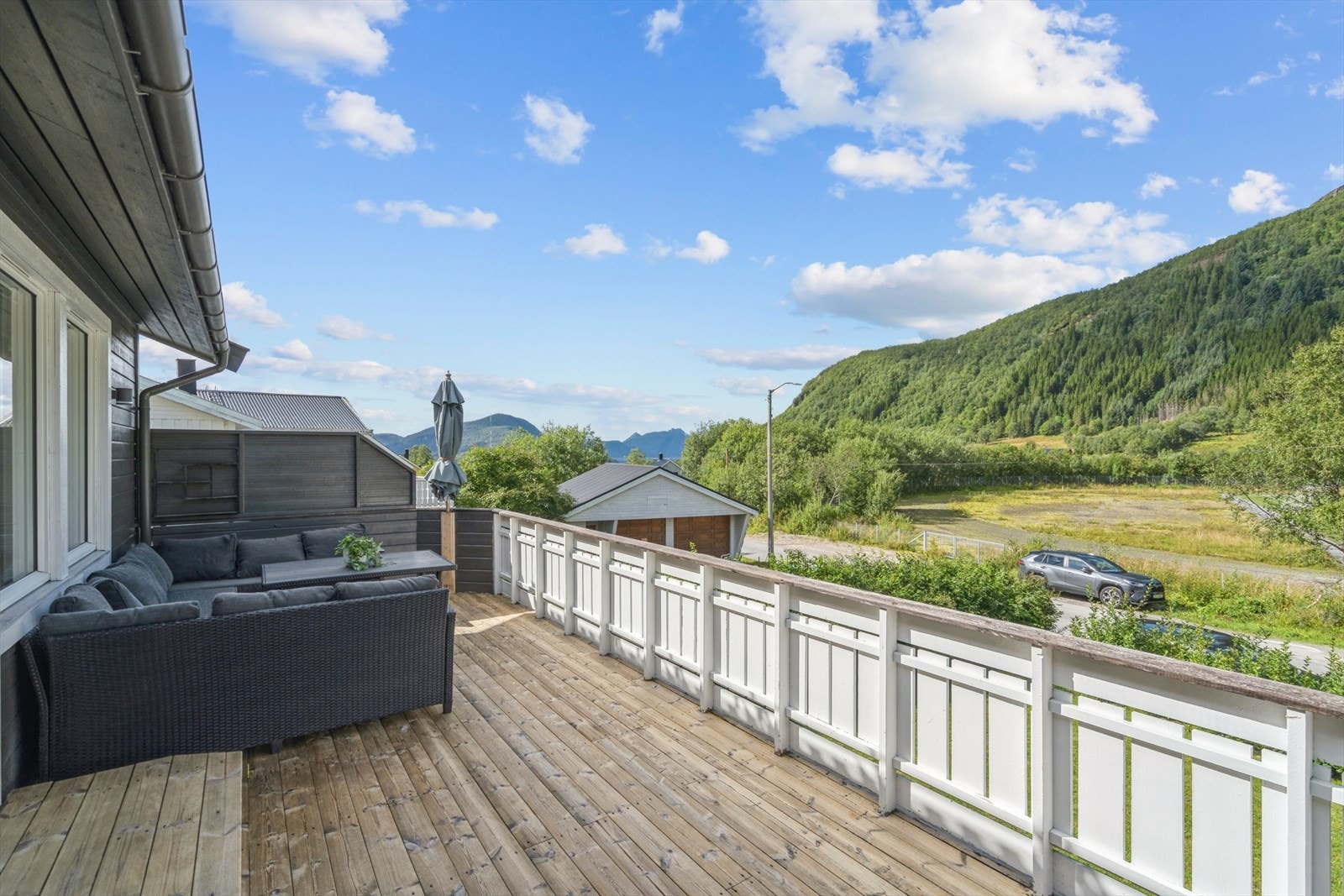 Romslig balkong med god plass for utemøbler mm. Galleribilde