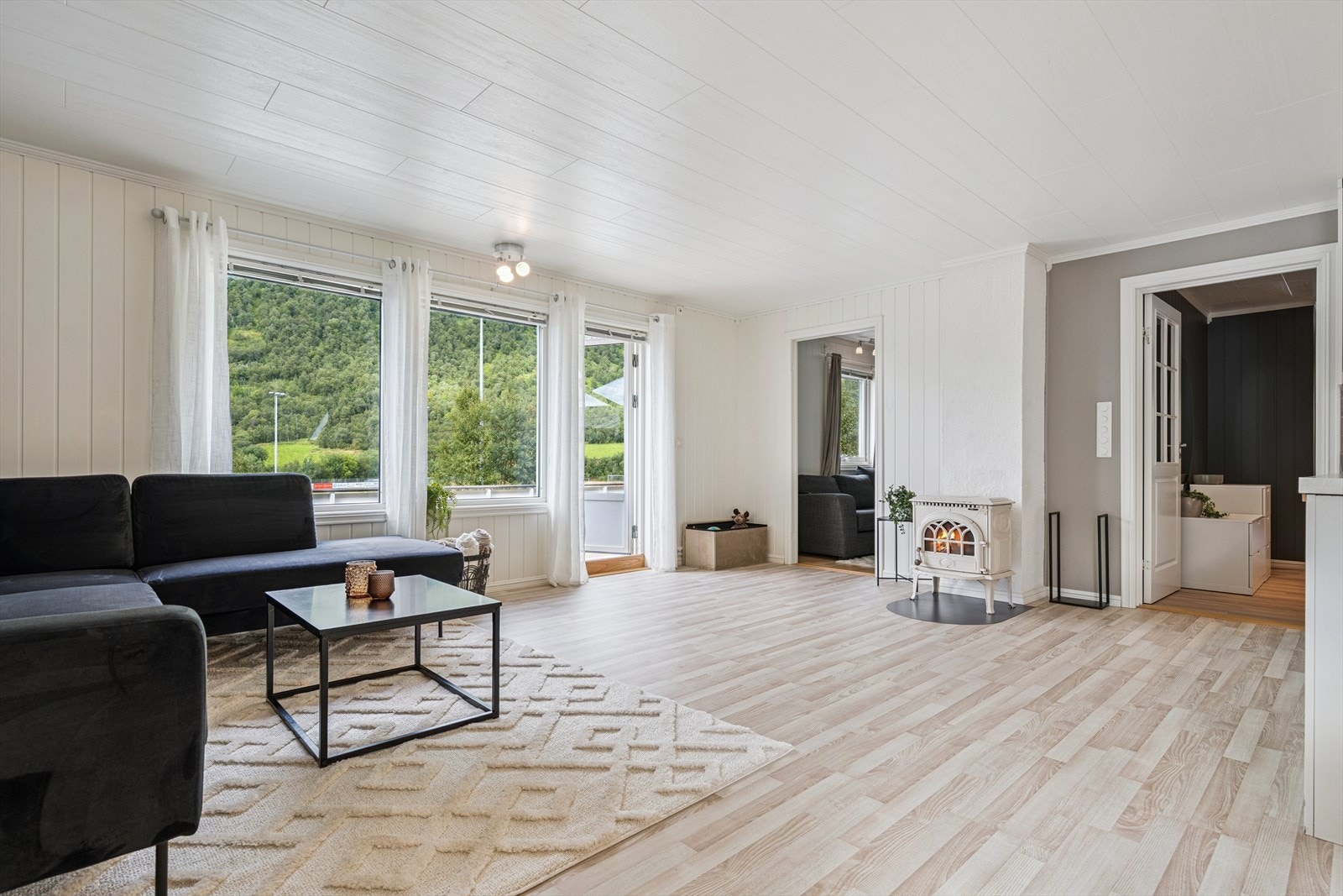 Store vindusflater i stua som gir masse lys inn i rommet og utgang til romslig balkong. Galleribilde