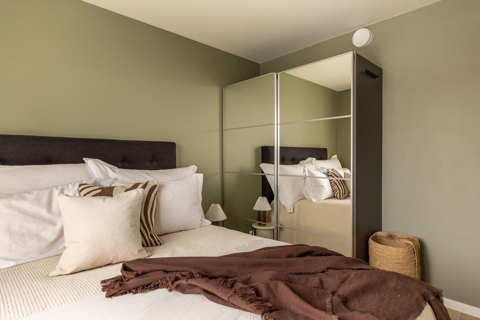 Innredet med stor garderobeløsning. Galleribilde