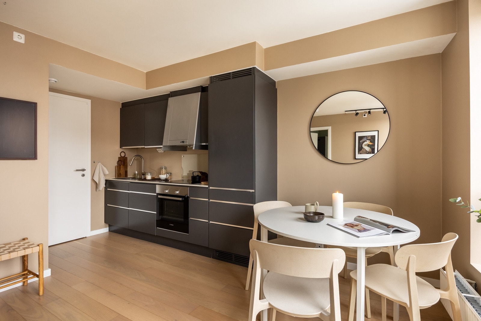 Praktisk planløsning med åpen kjøkkenløsning vendt mot stue. Galleribilde