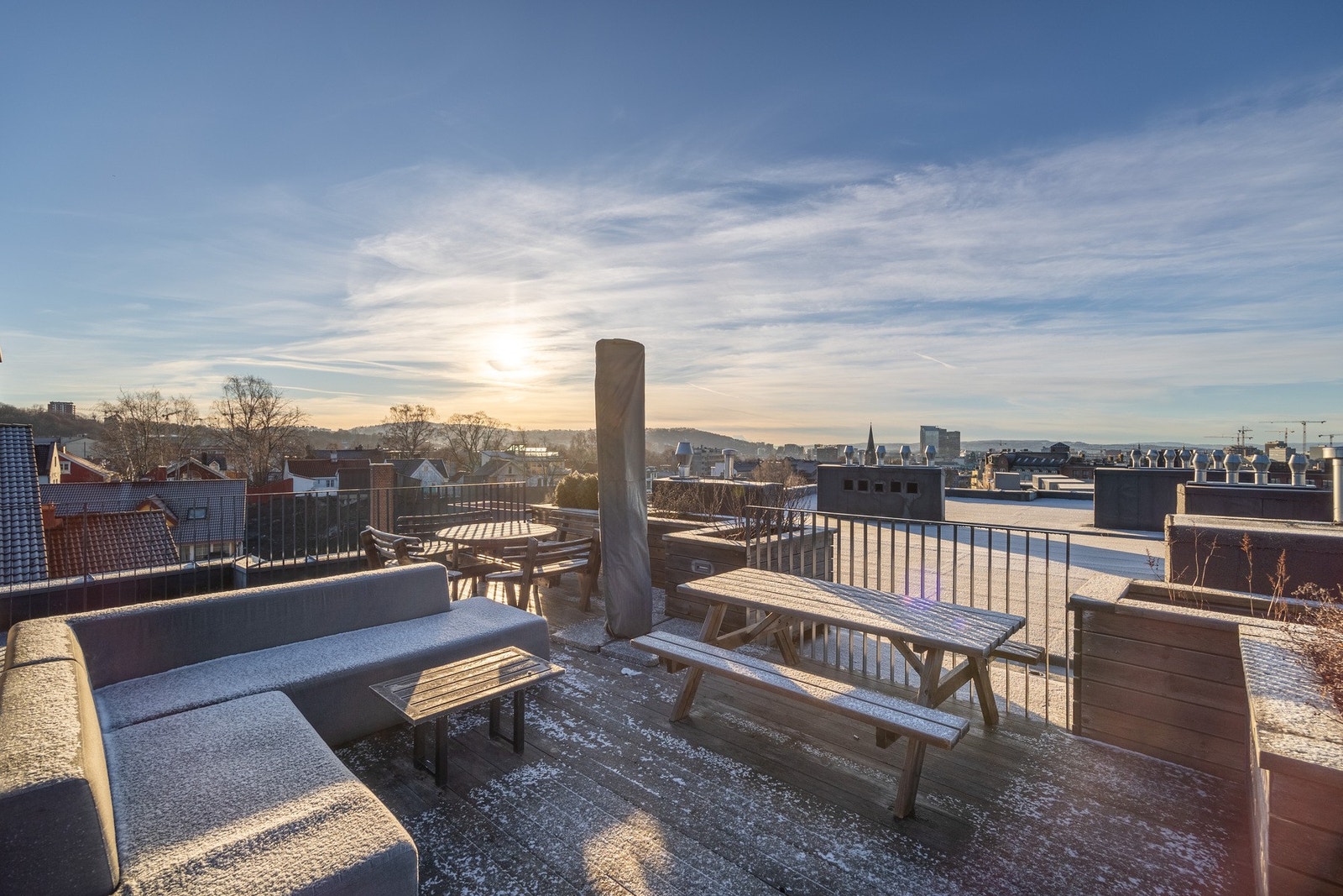 Stor felles takterrasse med fantastiske solforhold og flott utsikt. Galleribilde
