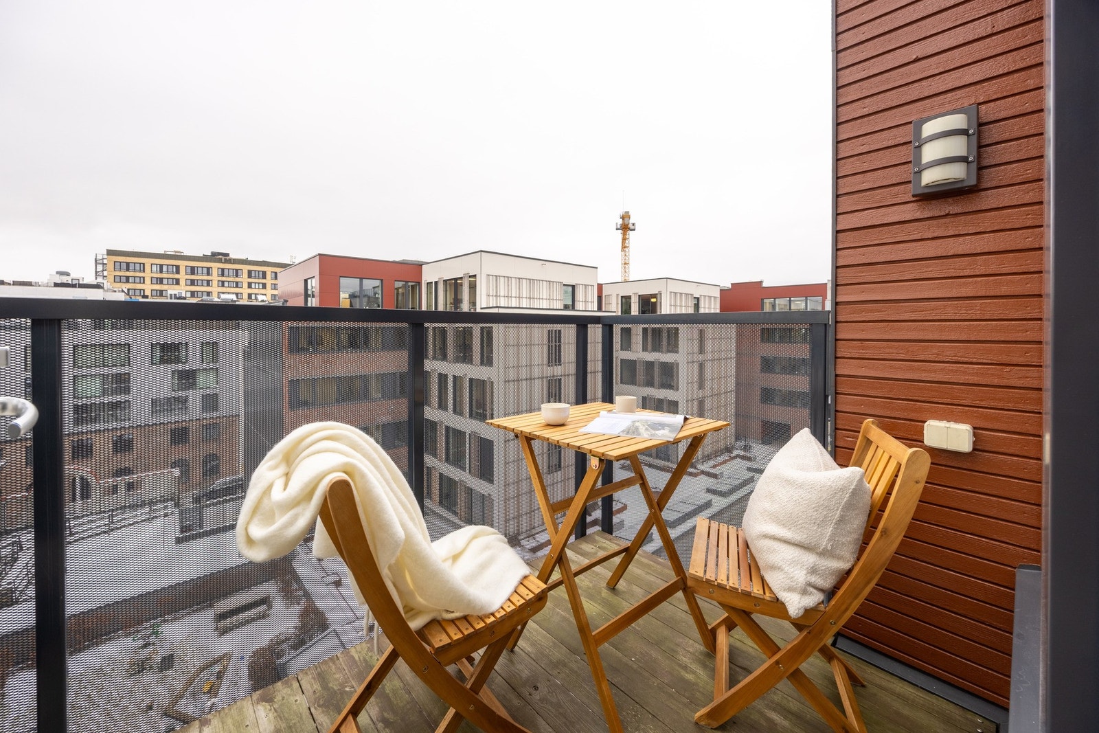 Utgang fra stue/kjøkken til omtrent nordvestvendt balkong. Galleribilde