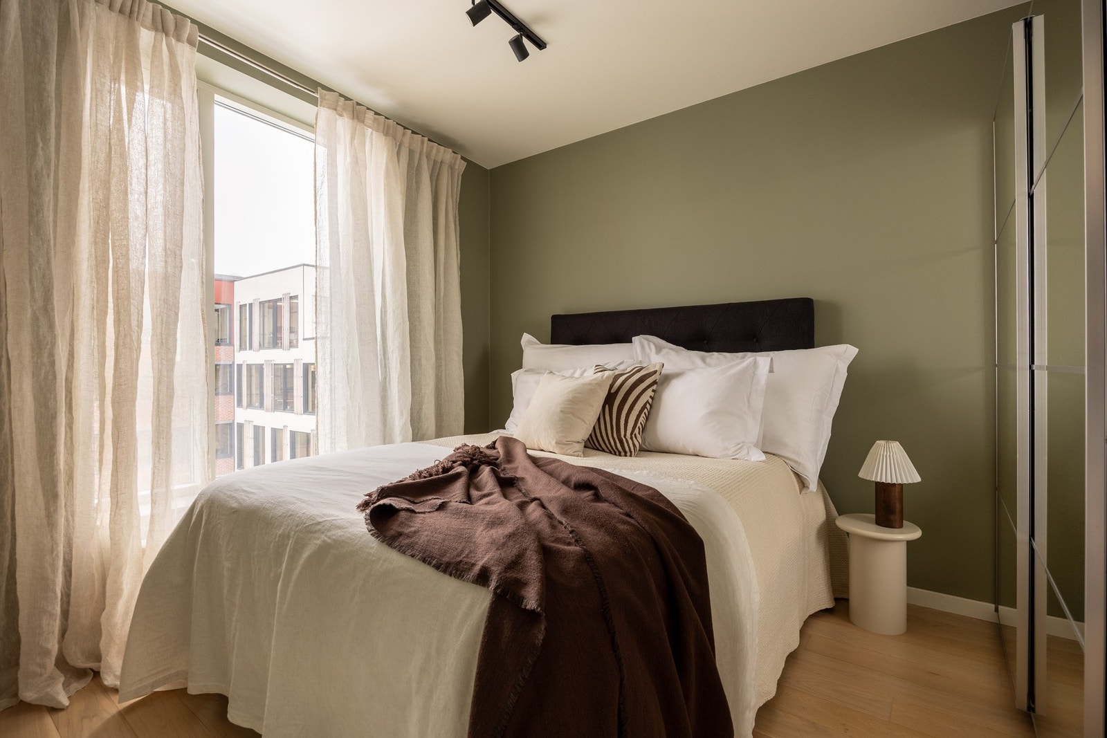 Lyst og romslig soverom med plass til dobbelseng med tilhørende nattbord. Galleribilde