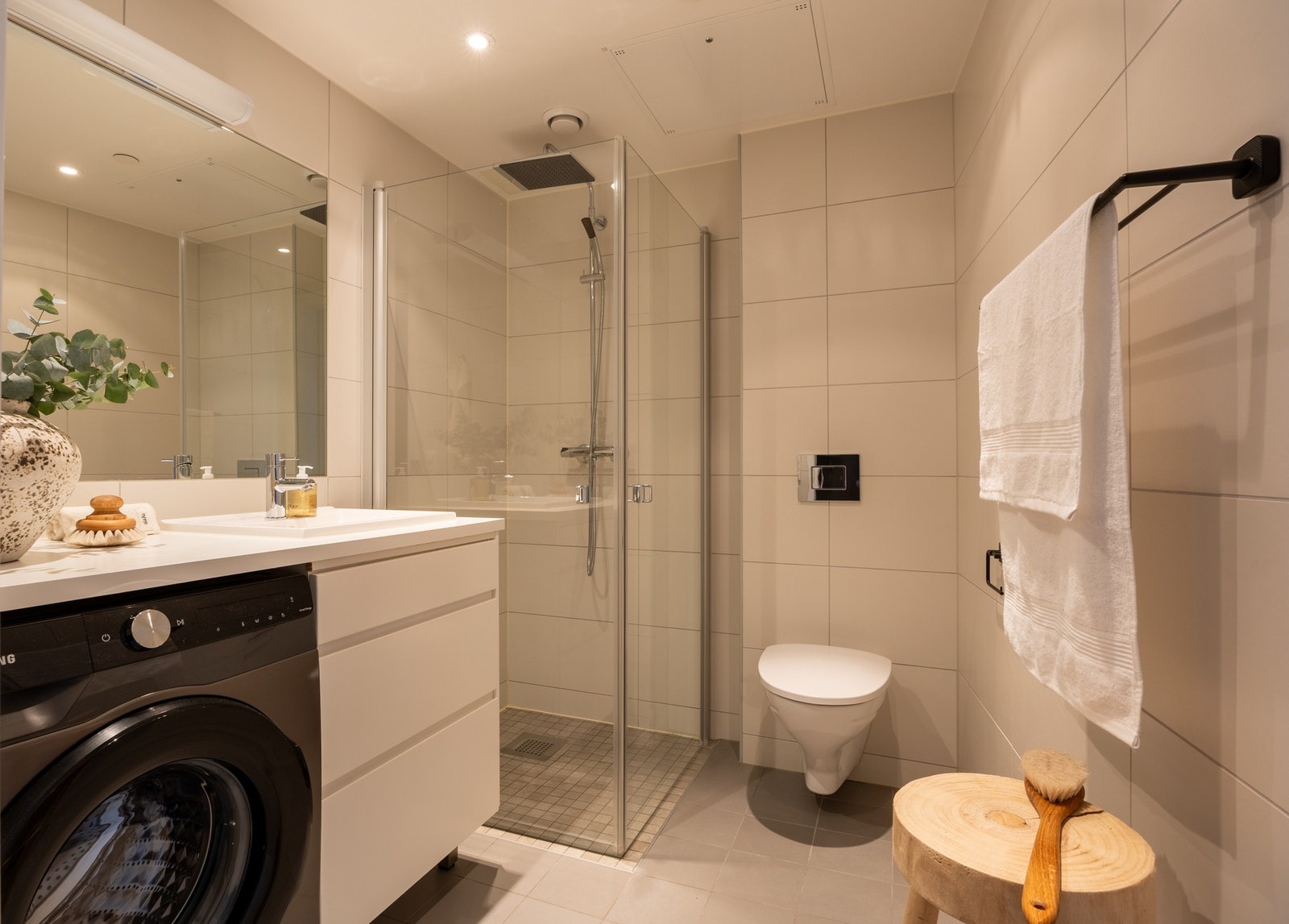 Lyst og pent baderom fra byggeåret 2016. Galleribilde