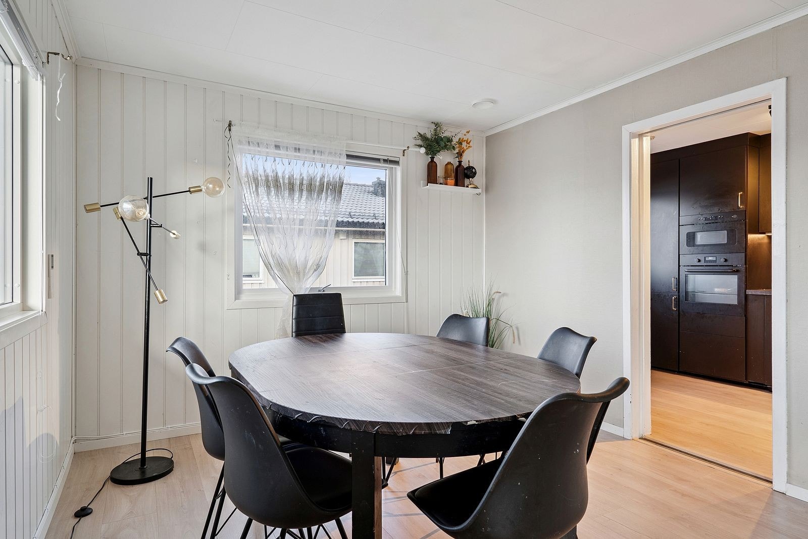 Spisestue i flukt med kjøkken Galleribilde