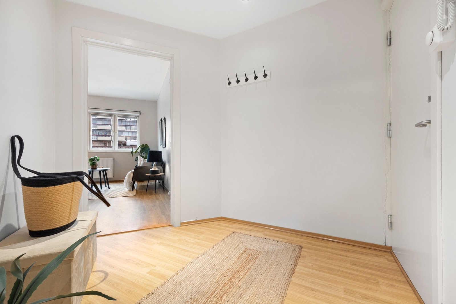 I entréen er det god plass til ytterklær og sko. Galleribilde