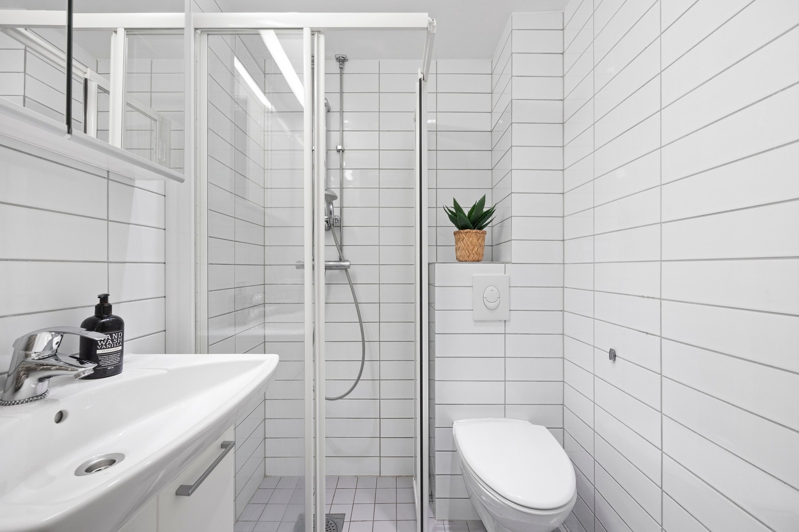 Det er downlights taket og flislagte overflater. Galleribilde