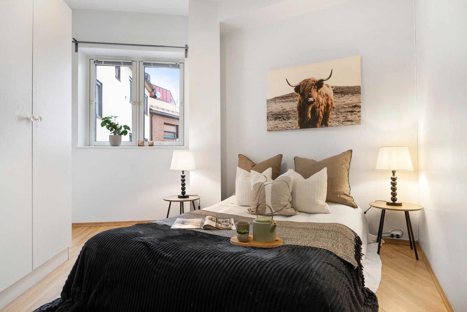 Soverom med garderobeskap som følger og plass til dobbeltseng. Galleribilde