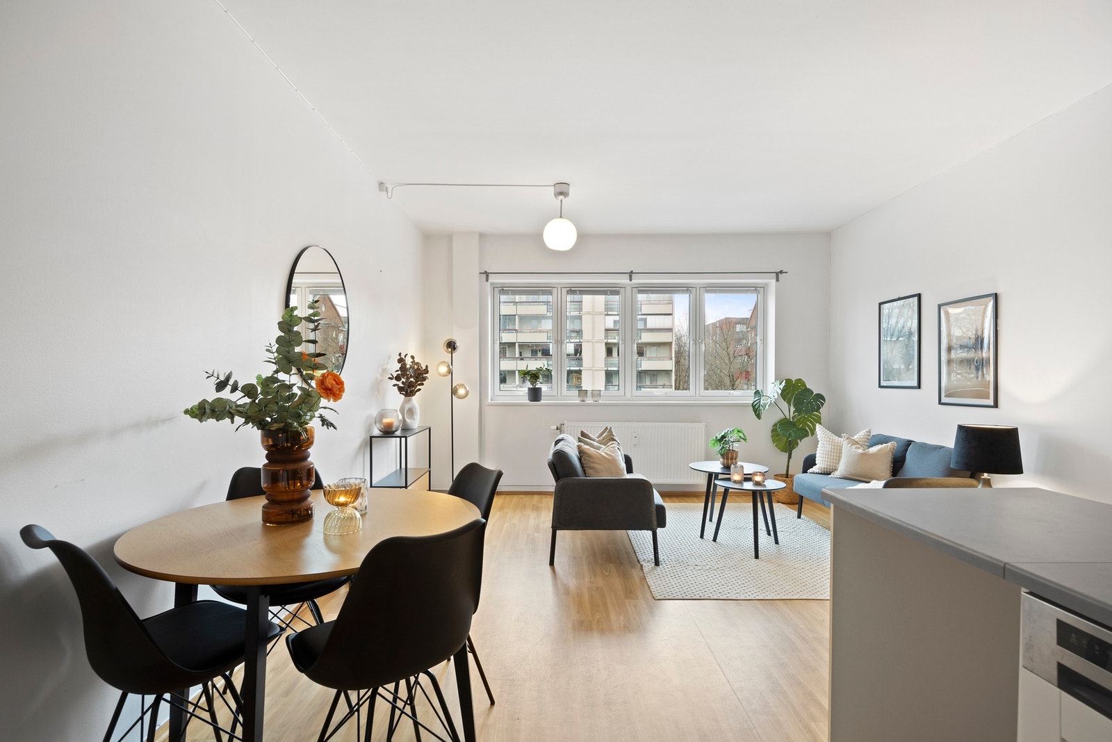 Lys og trivelig stue med fin plass til sofaløsning med tilhørende møbler. Foto: Christensen Fotolink (Christian N B Christensen) Galleribilde