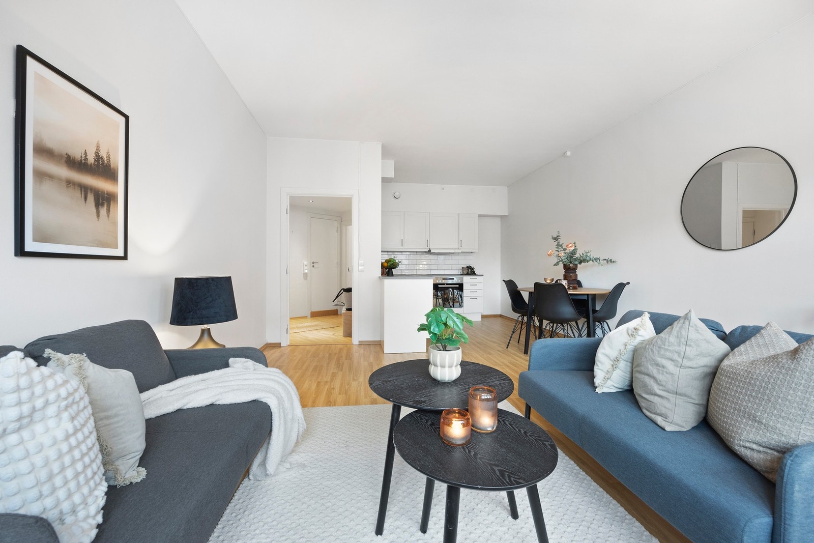 Stuen er et sosialt rom med god takhøyde og kjøkken i en åpen, men tilbaketrukket løsning. Galleribilde