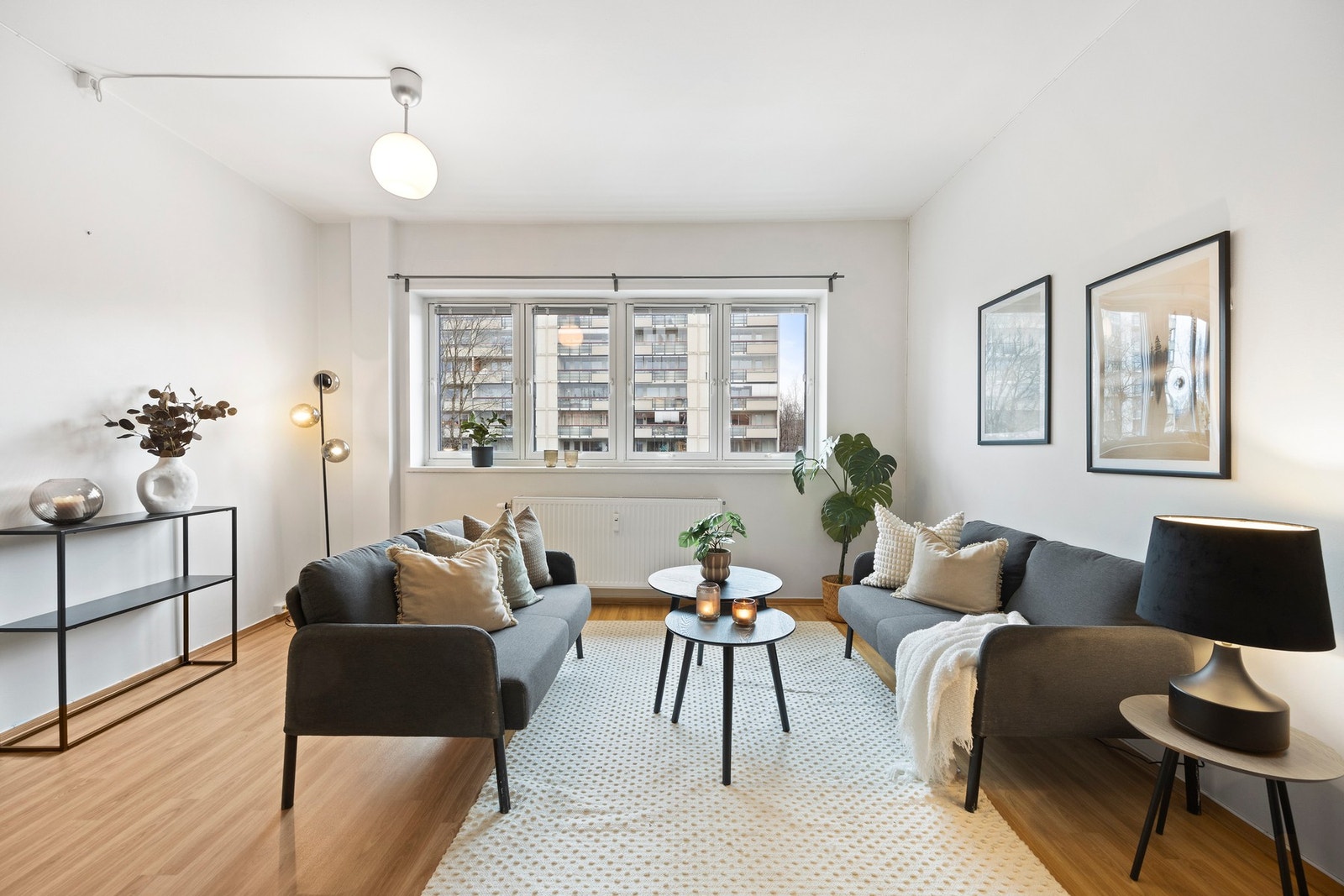 Leiligheten har glatte malte overflater så alt ligger til rette om man vil male overflatene i egne favorittfarger. Galleribilde