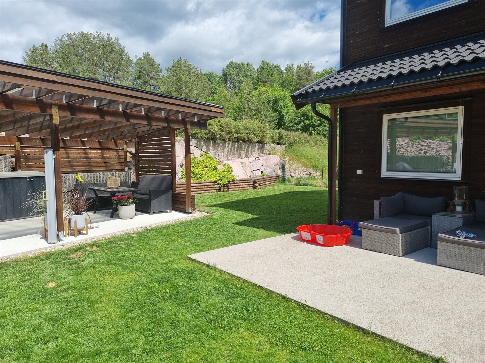 Her ser du det flotte uteområde på sommerstid (selgers eget bilde) Galleribilde