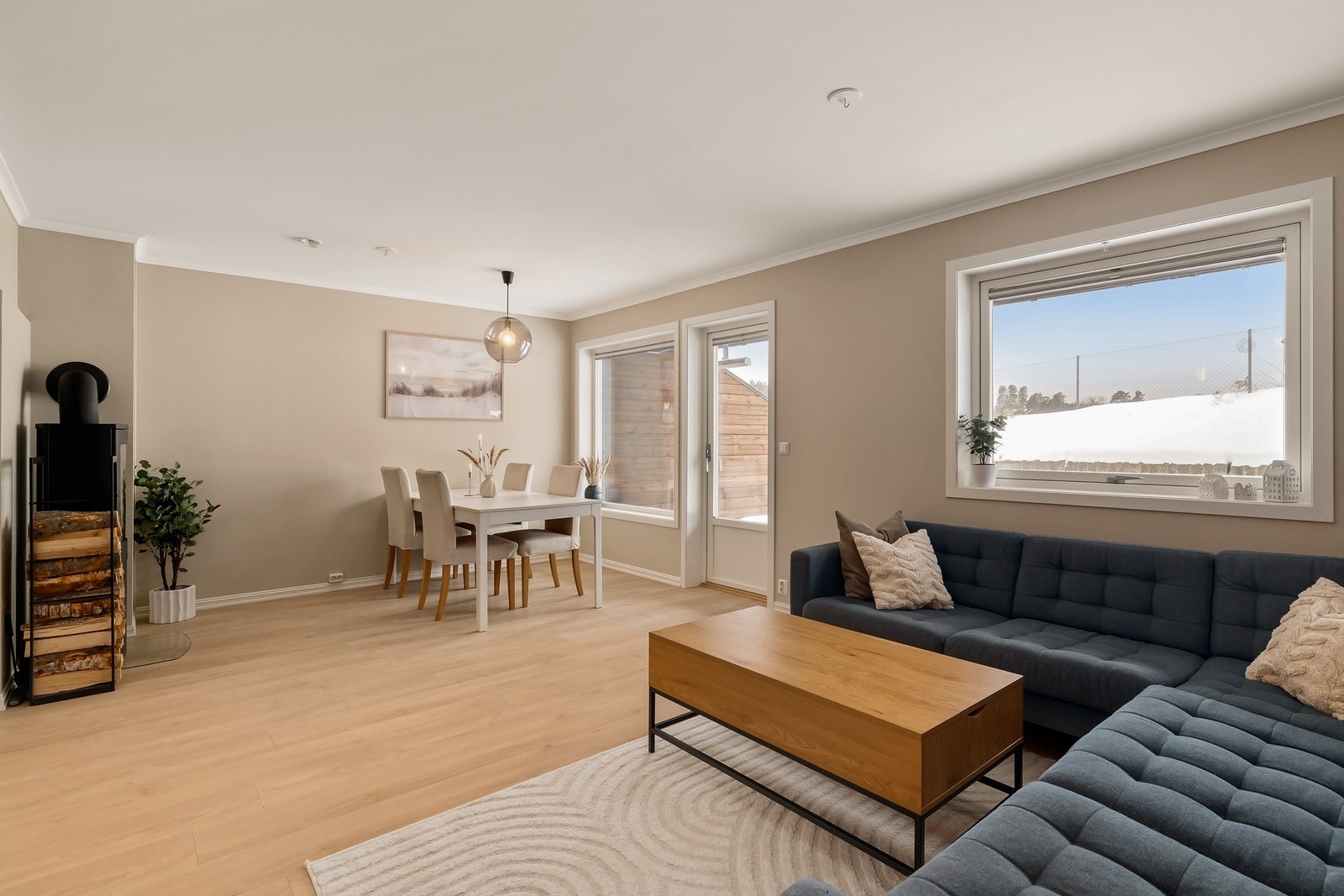 Fra spisestuen er det direkte adkomst ut til hagen Galleribilde