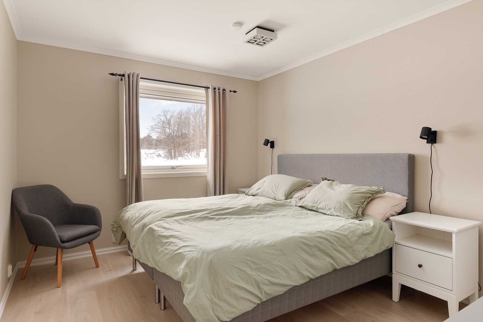 Hovedsoverommet er oppmalt i en lun og behagelig fargepalett Galleribilde