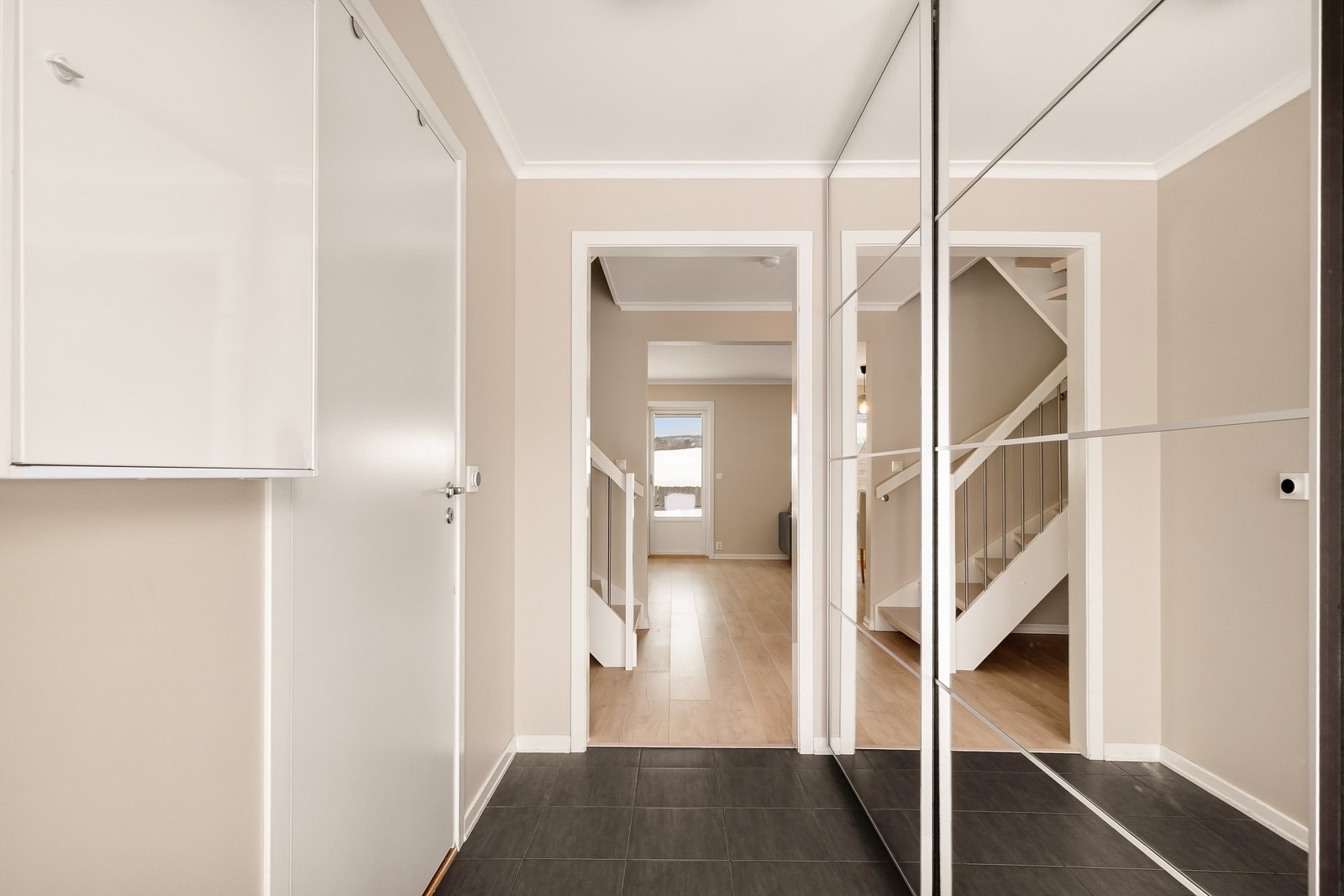 Inngangspartiet har fin garderobeløsning og adkomst til toalett/vaskerom Galleribilde