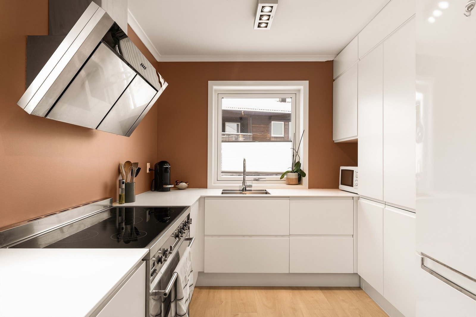 Lyst innredet kjøkken med slette fronter Galleribilde