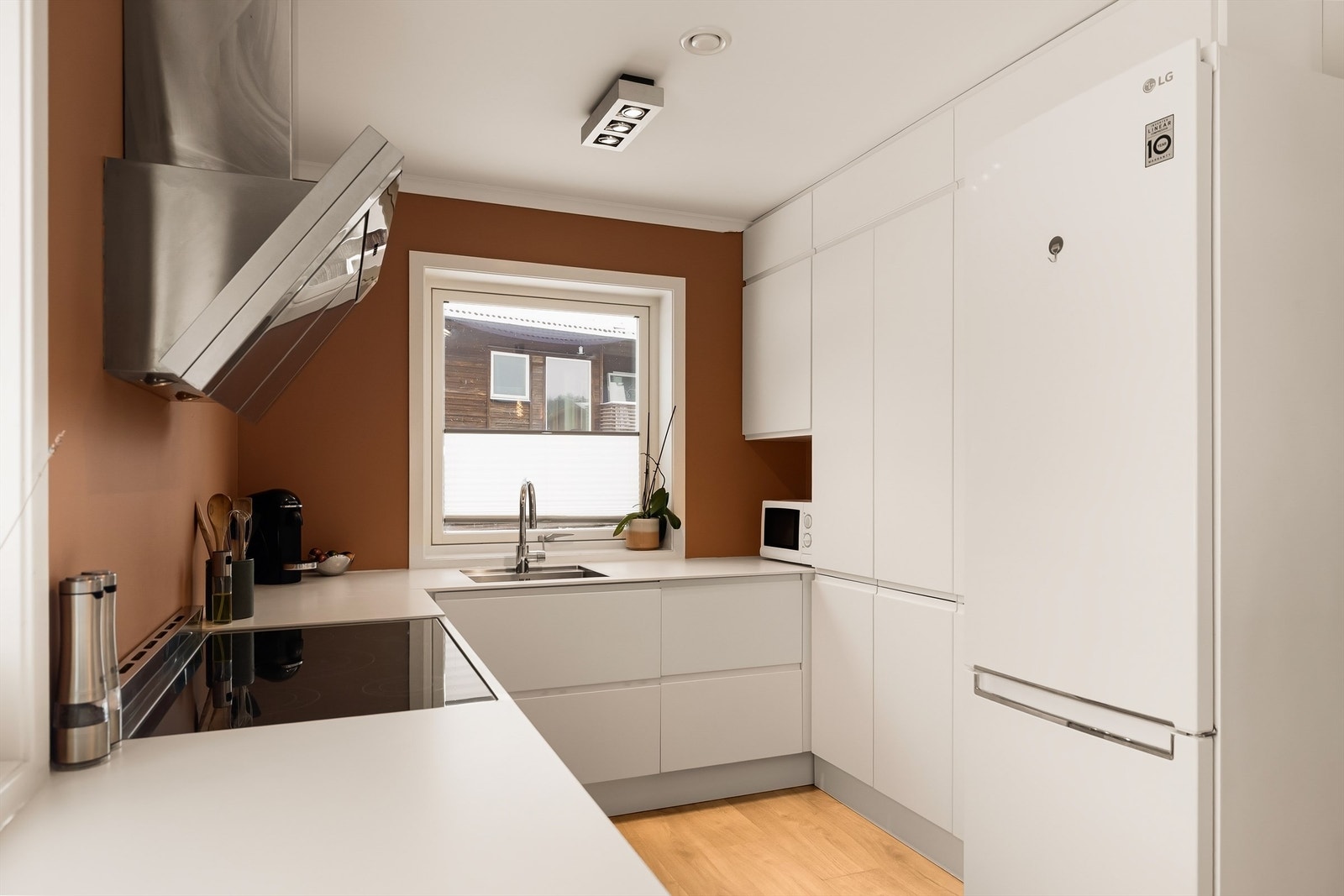 Godt med både skap og benkplass Galleribilde