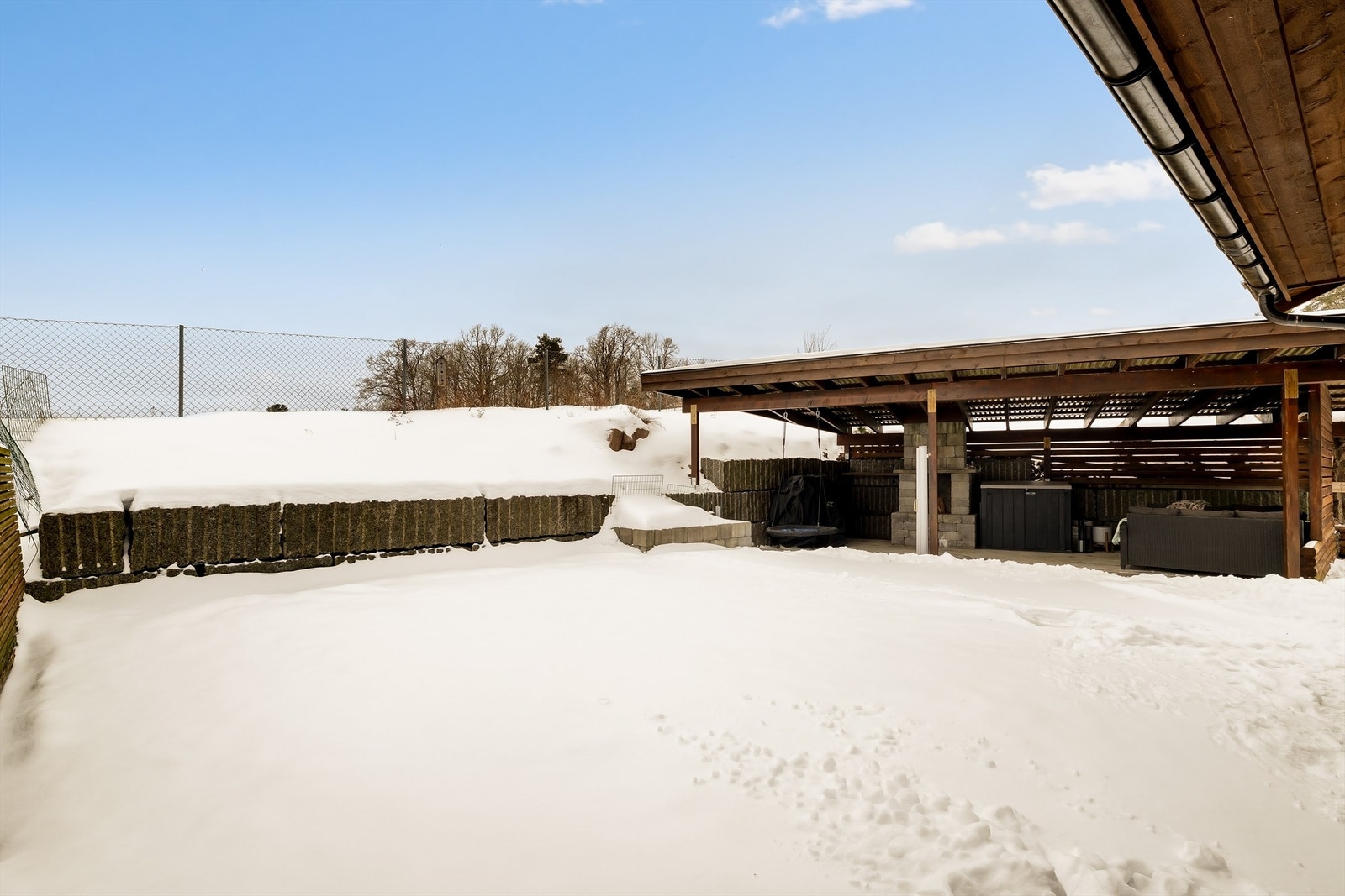 Fint plenområde strekker seg rundt mot gårdsplassen Galleribilde