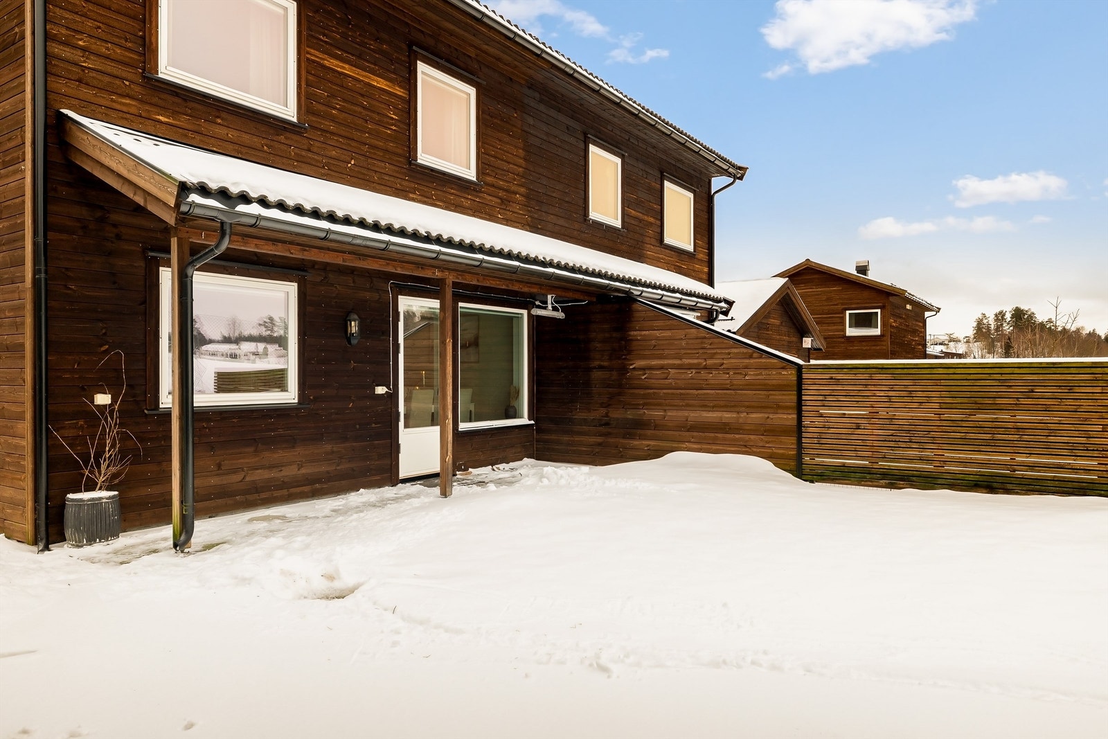 På plattingen med adkomst fra stuen er det også plass til å sette flere møbelgrupper Galleribilde