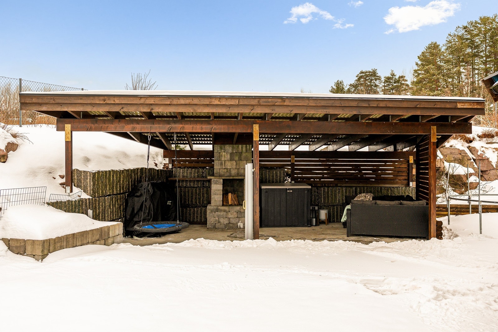 I pergolaen sitter du lunt og skjermet til fra vær og vind Galleribilde