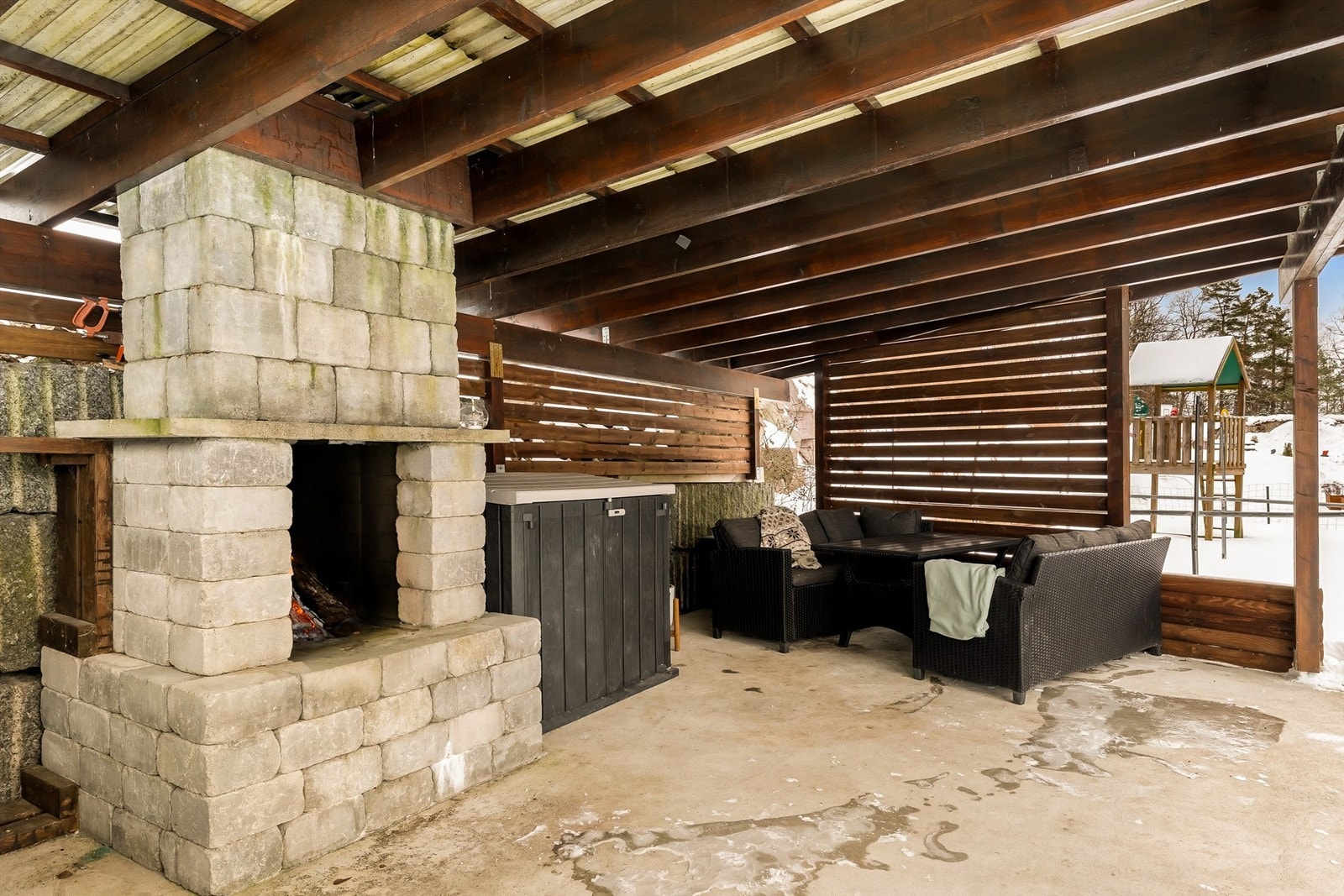 God plass til flere sittegrupper i pergolaen Galleribilde