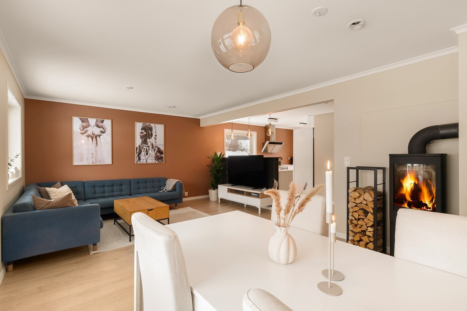 En moderne innredet halvpart av tomannsbolig beliggende i etablert og barnevennlig område. Galleribilde