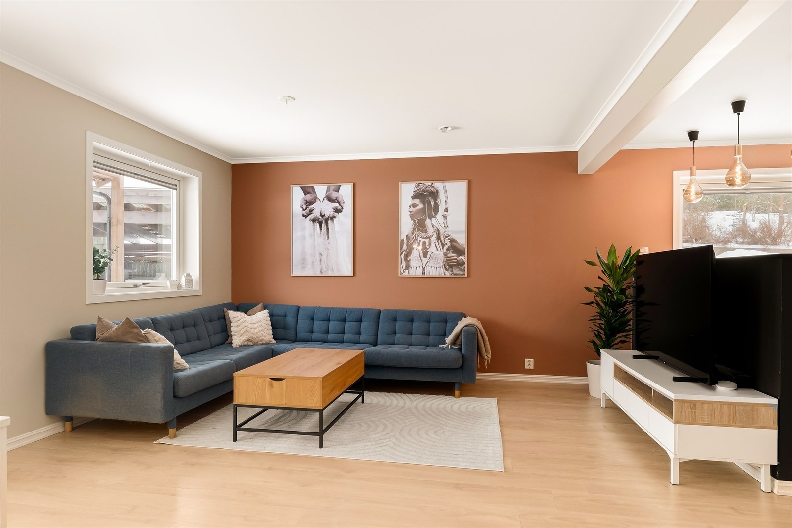 Sittestue mot kjøkkenet i delvis åpen løsning Galleribilde