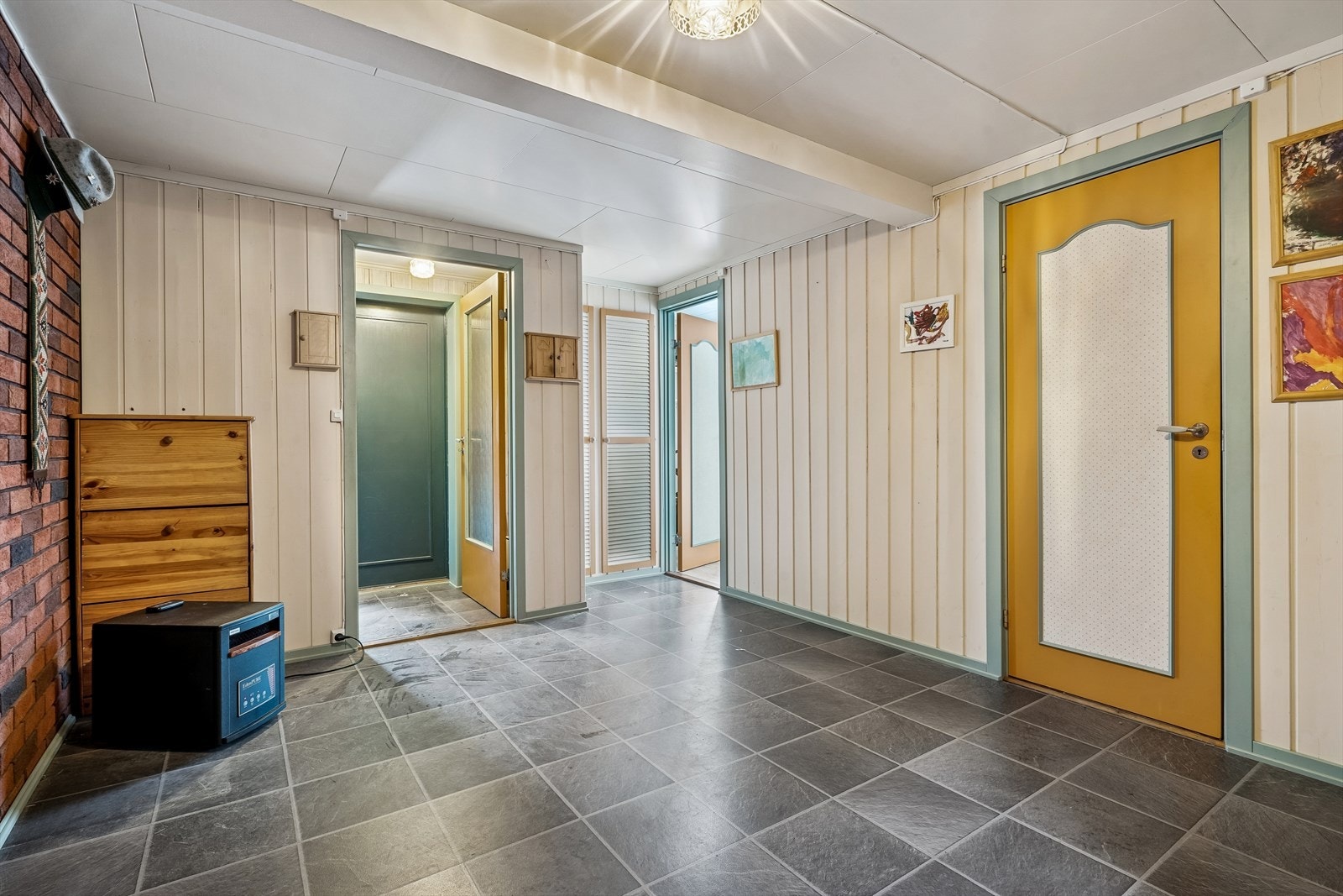 Gang, første etasje, inngang, soverom, bod, vaskerom Galleribilde