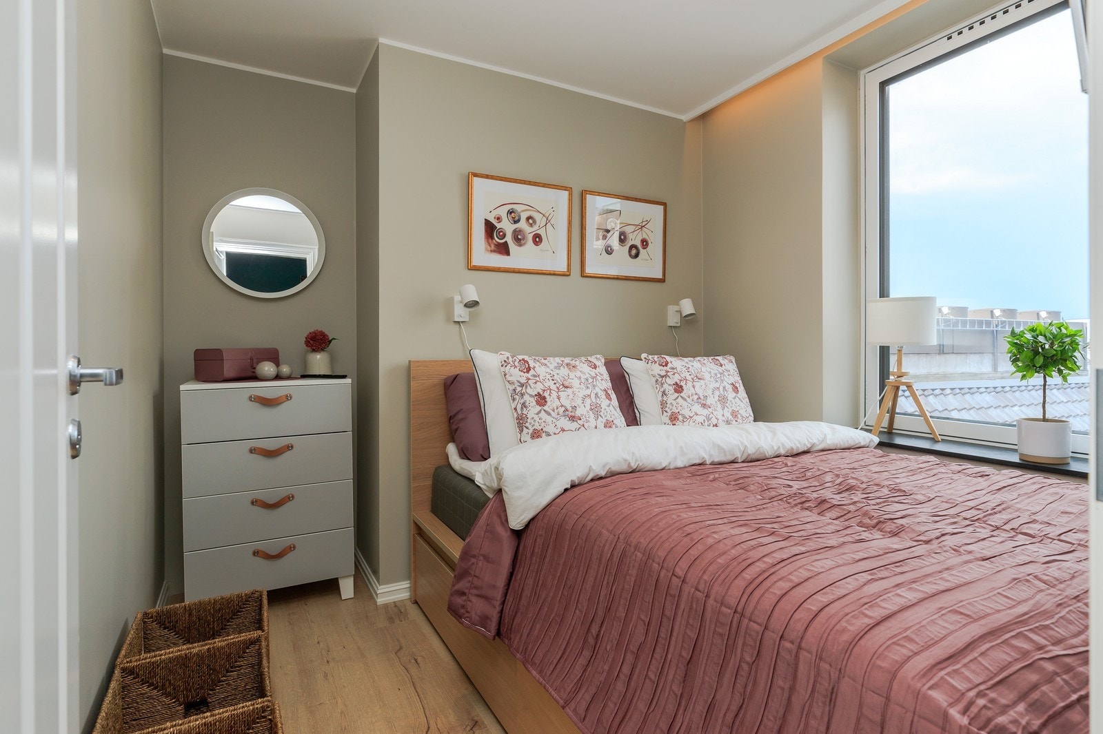 Romslig soverom med dobbeltseng. Galleribilde