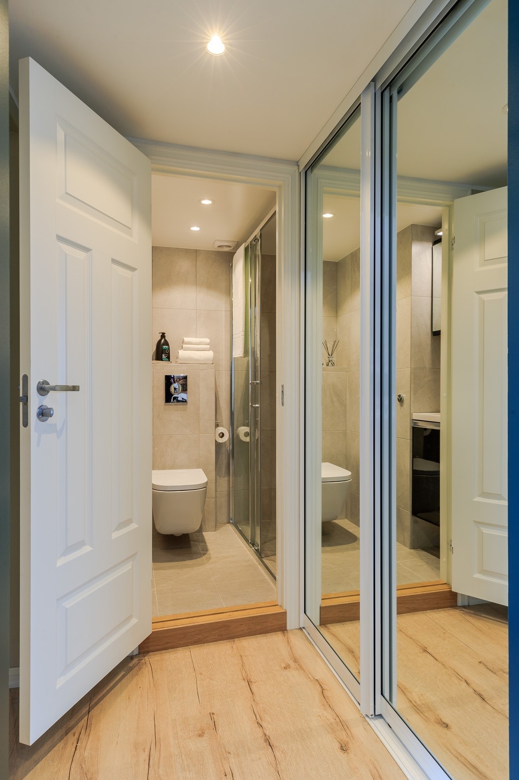 Entré med integrert skyvedørsgarderobe. Galleribilde