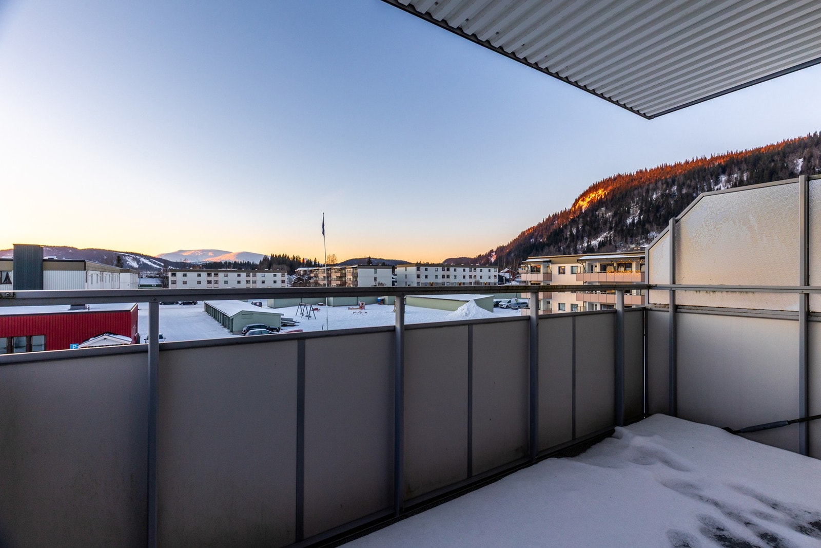 Leiligheten ligger i 3. etasje og har en fin åpen utsikt Galleribilde