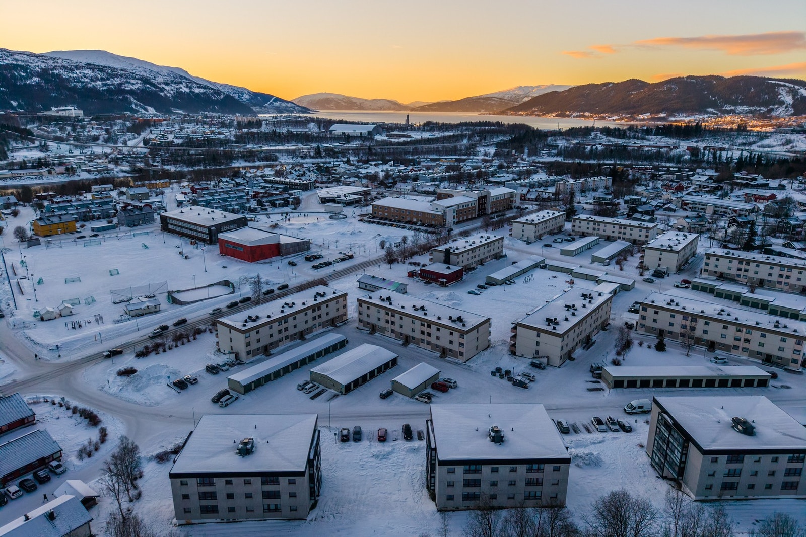Leiligheten ligger svært sentralt på Selfors med kort vei til butikk, frisør og sykehus Galleribilde