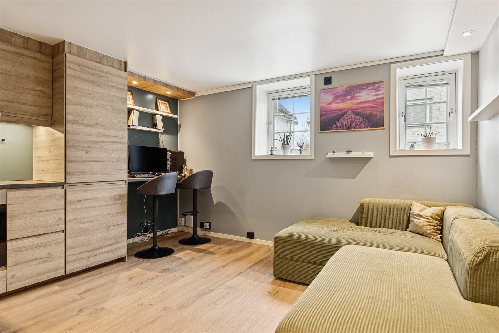 I hoveddelen av stuen er det plass til sofa og kontorplass eller spisebord. Galleribilde