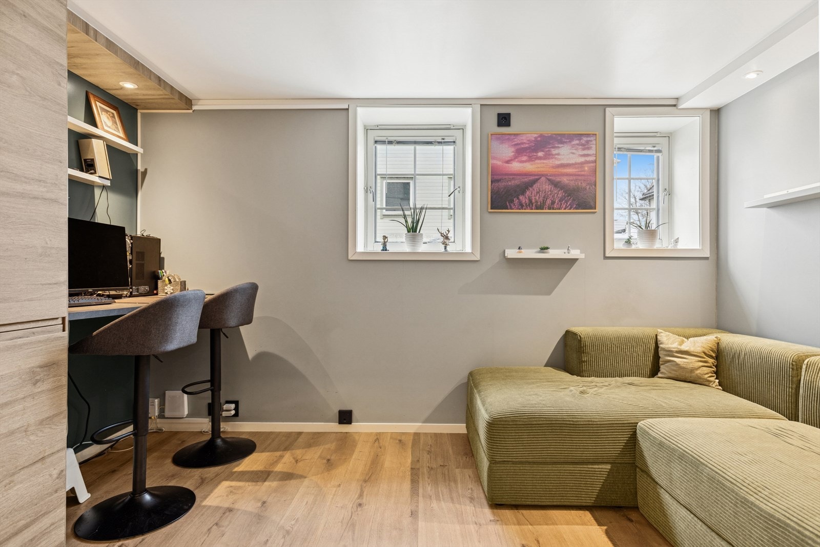 Stuen får dagslys gjennom to vinduer, og er eller lys med tidsriktige farger på vegger. Galleribilde