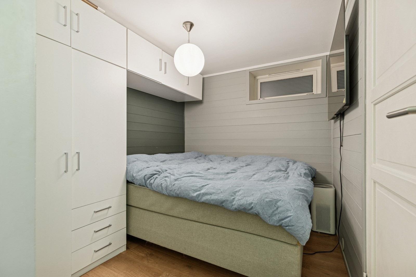 Sovealkove med plass til dobbeltseng. Innredet med praktisk garderobeløsning. Galleribilde