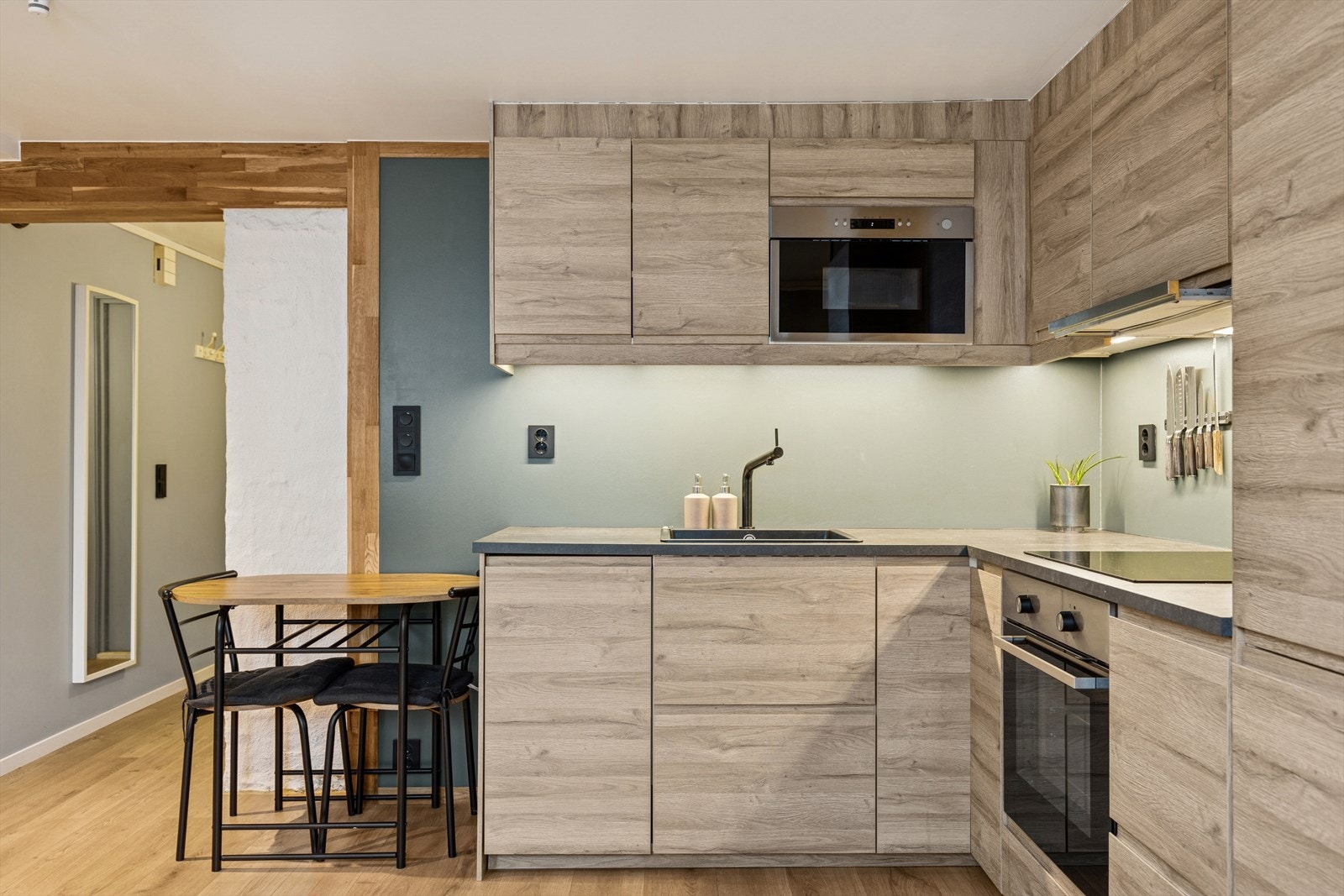 Leiligheten ble oppgradert i 2022 med blant annet nytt kjøkken. Galleribilde