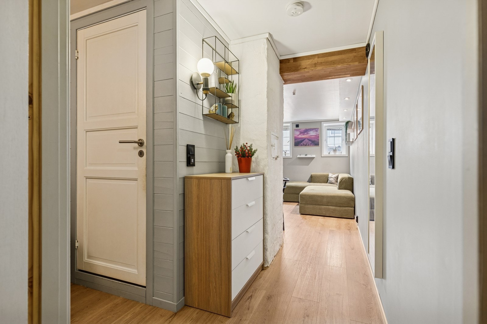 Leiligheten består av stue/kjøkken, sovealkove, gang og bad. Galleribilde