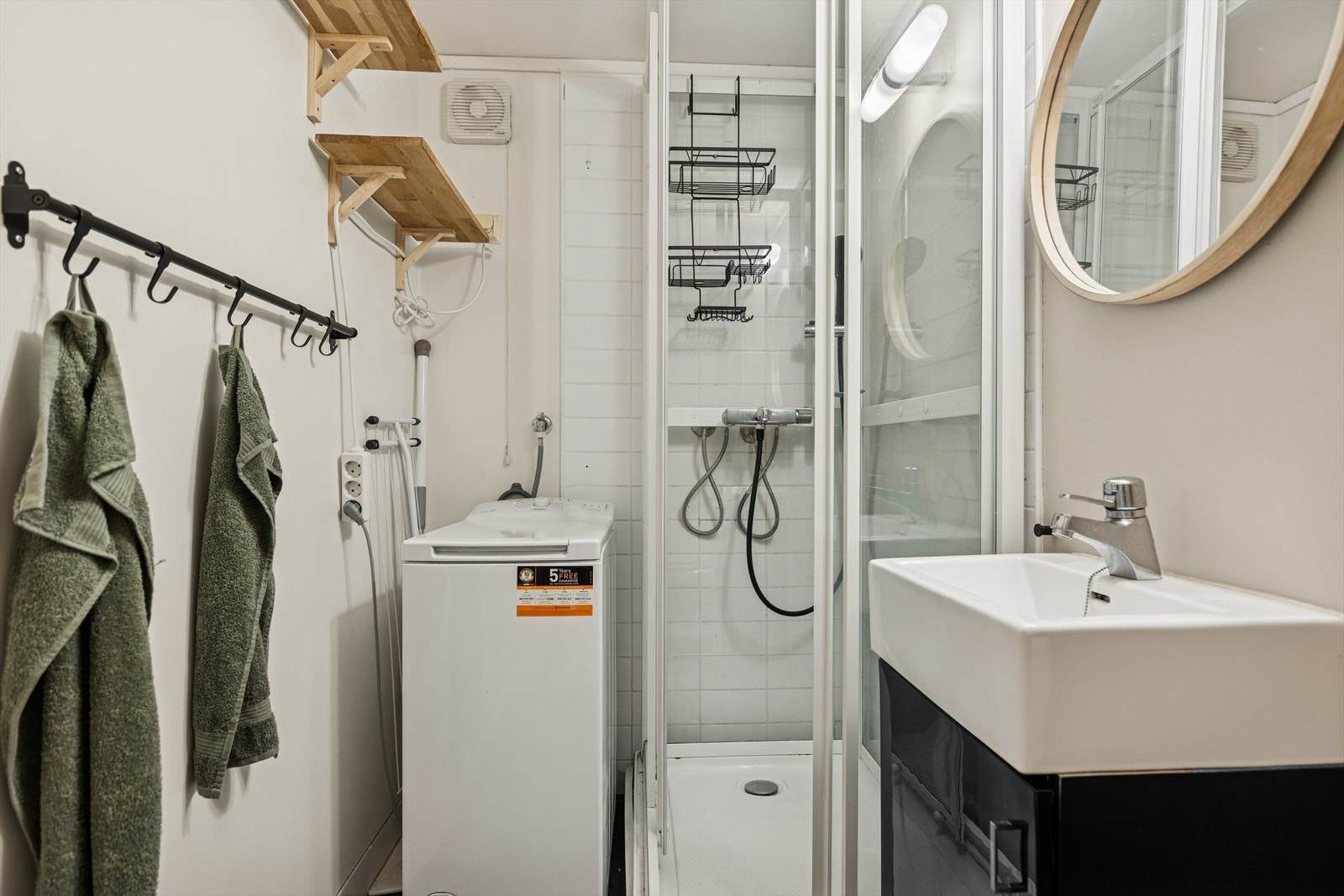 Baderommet har dusjkabinett, vask, WC og opplegg for vaskemaskin. Mekanisk avtrekk. Galleribilde