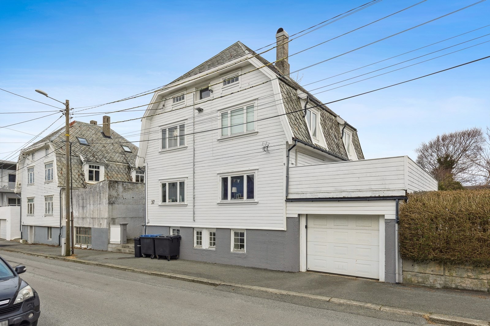 Leiligheten ligger flott til i rolig gate helt sør på Risøy uten gjennomgangstrafikk. Galleribilde